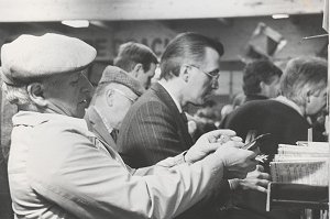 expo_Un colombophile avant une vente de pigeons